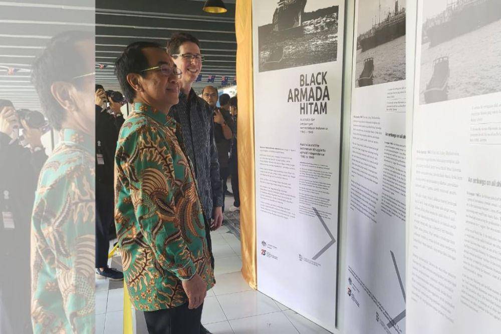 Rektor Unhas Jamaluddin Jompa (kiri) dan Konjen Australia di Makassar Todd Dias (kanan) dalam pembukaan pameran "Two Nations: A Friendship is Born" di AIC Lab, Kampus Unhas Tamalanrea, Kamis 17 Oktober 2024. (Dok. Humas Universitas Hasanuddin)