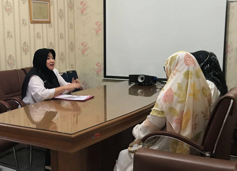 Koordinator Pelaksana dan Psikolog Klinis RDRM-ULDPKPD Dinas Pendidikan Kota Semarang, Dr. Putri Marlenny P, S.Psi, M.Psi, Psikolog sedang memberikan pendampingan pada generasi Alpha yang memiliki masalah mental. (dok. RDRM Semarang)