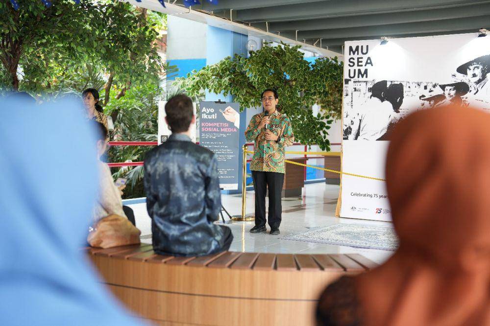 Rektor Unhas Jamaluddin Jompa berbicara dalam pembukaan pameran "Two Nations: A Friendship is Born" di AIC Lab, Kampus Unhas Tamalanrea, Kamis 17 Oktober 2024. (Dok. Humas Universitas Hasanuddin)