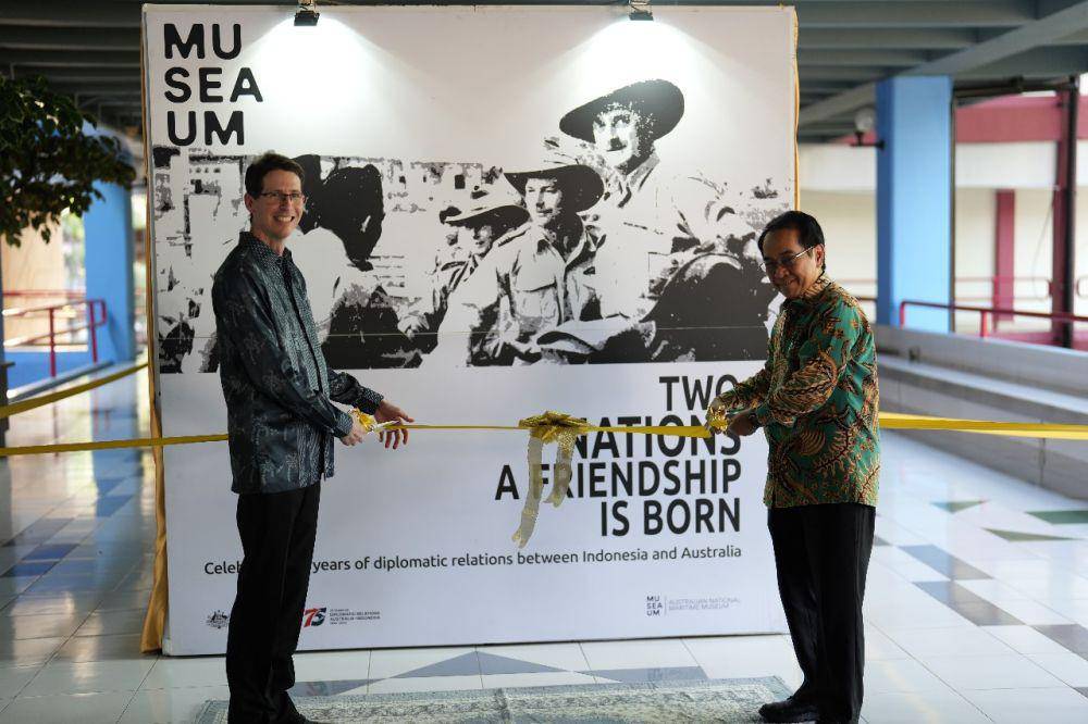 Rektor Unhas Jamaluddin Jompa (kanan) dan Konjen Australia di Makassar Todd Dias (kiri) saat membuka pameran "Two Nations: A Friendship is Born" di AIC Lab, Kampus Unhas Tamalanrea, Kamis 17 Oktober 2024. (Dok. Humas Universitas Hasanuddin)