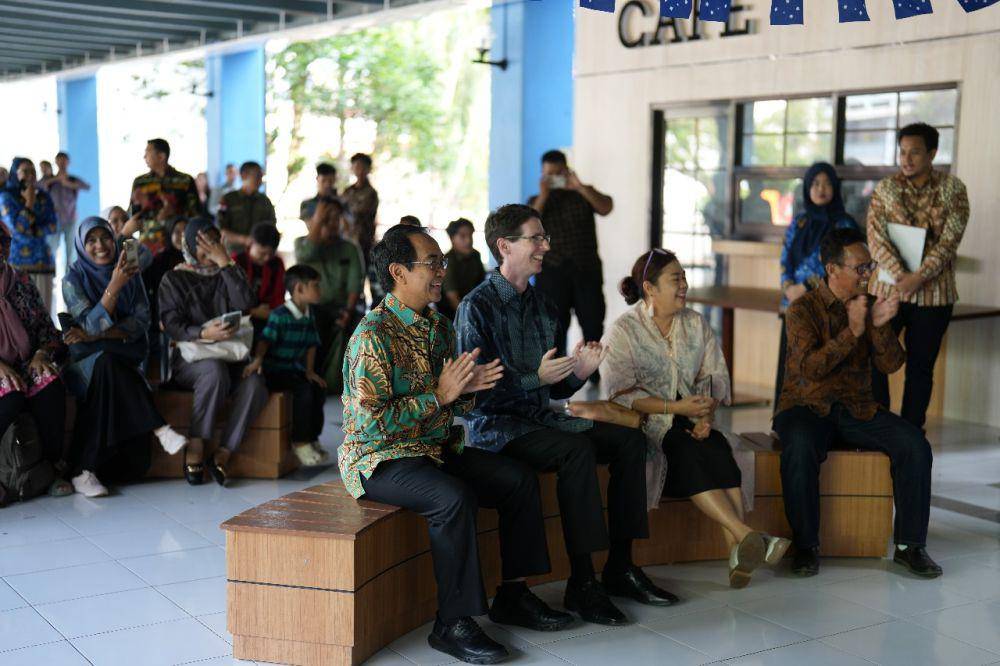 Rektor Unhas Jamaluddin Jompa (kiri) dan Konjen Australia di Makassar Todd Dias (tengah) saat membuka pameran "Two Nations: A Friendship is Born" di AIC Lab, Kampus Unhas Tamalanrea, Kamis 17 Oktober 2024. (Dok. Humas Universitas Hasanuddin)