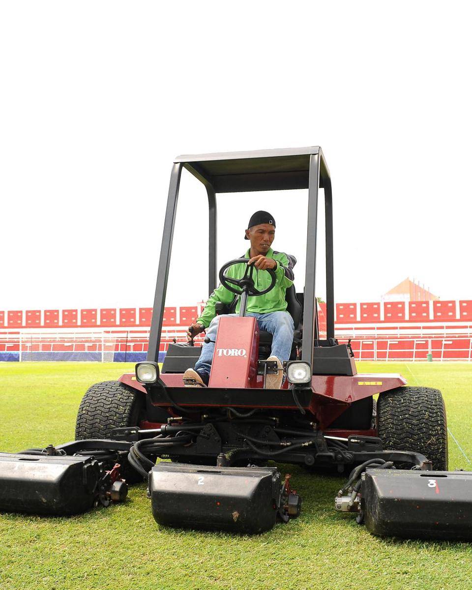 Perawatan rumput di Stadion Soepriadi Blitar. (Dok. Media Officer Arema FC)