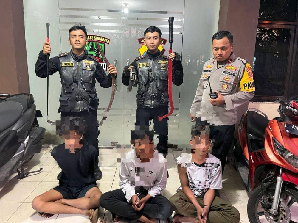 Live Tawuran Bawa Pedang, 3 Remaja Surabaya Dibekuk Polisi