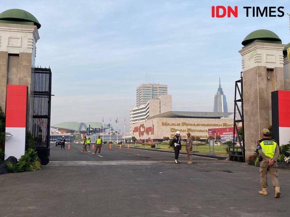 Ilustrasi Gedung DPR/MPR jelang pelantikan presiden dan wapres terpilih, Prabowo dan Gibran, pada Minggu (20/10/2024). (IDN Times/Irfan Fathurohman)