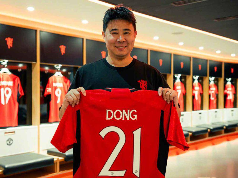Dong Fangzhuo berkunjung kembali ke Old Trafford pada 2024. (manutd.com)