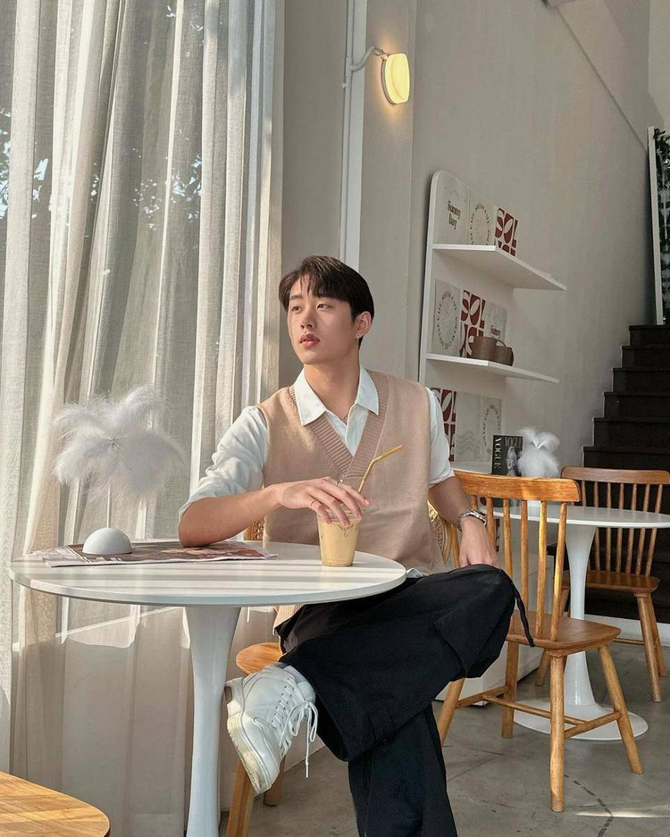 outfit clean look ala Est Supha (instagram.com/est_rvp)