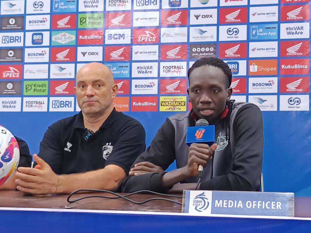 Tito Okello (kanan), senang bisa mencetak gol bagi PSM. (IDN Times/Erik Alfian)