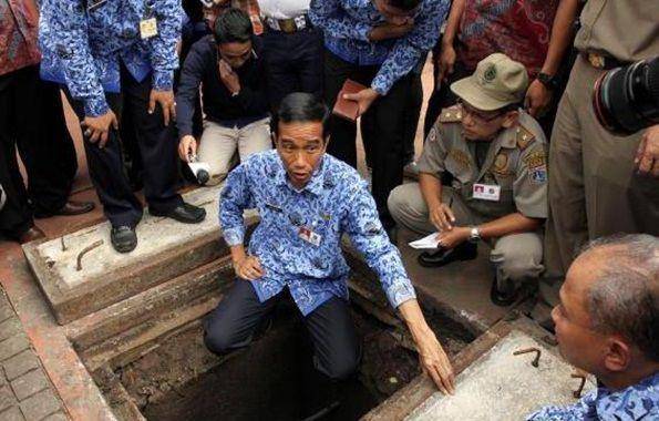 Joko Widodo ketika menjadi gubernur Jakarta dan mengecek gorong-gorong. (Dokumentasi Istimewa)