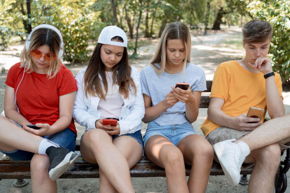 5 Alasan Gen Z Sering Kesepian di Keramaian, Mari Rehat dari Online
