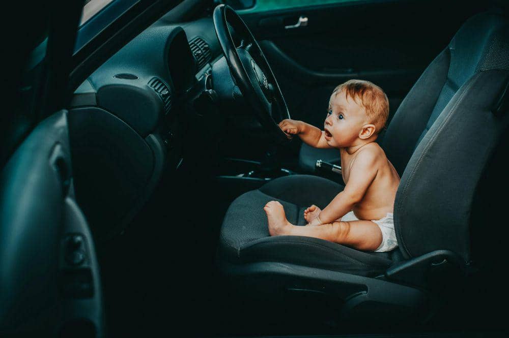 ilustrasi berkendara dengan anak (pexels.com/Helena Jankovičová)