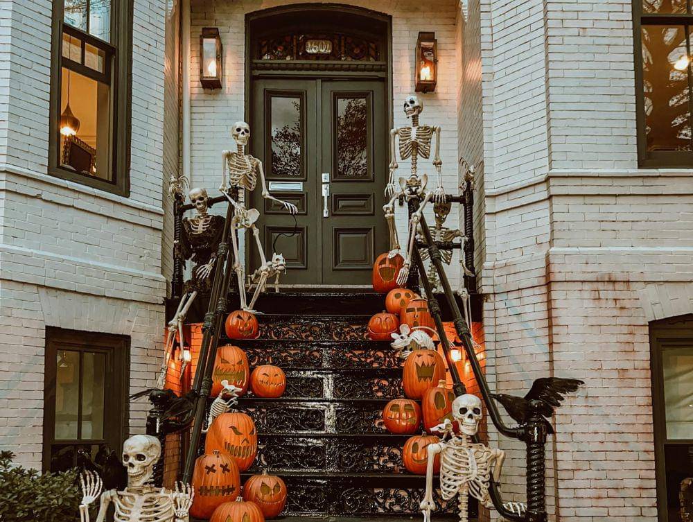 Bagian teras rumah dihiasi labu Jack O'Latern dan skeleton ketika hallowen (pexels.com/Sarah Ann)