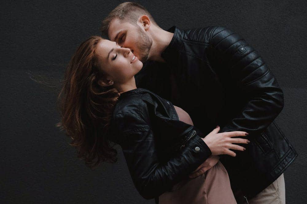 5 Cara Ciuman Bibir yang Disukai Cewek, Sentuhan Romantis!