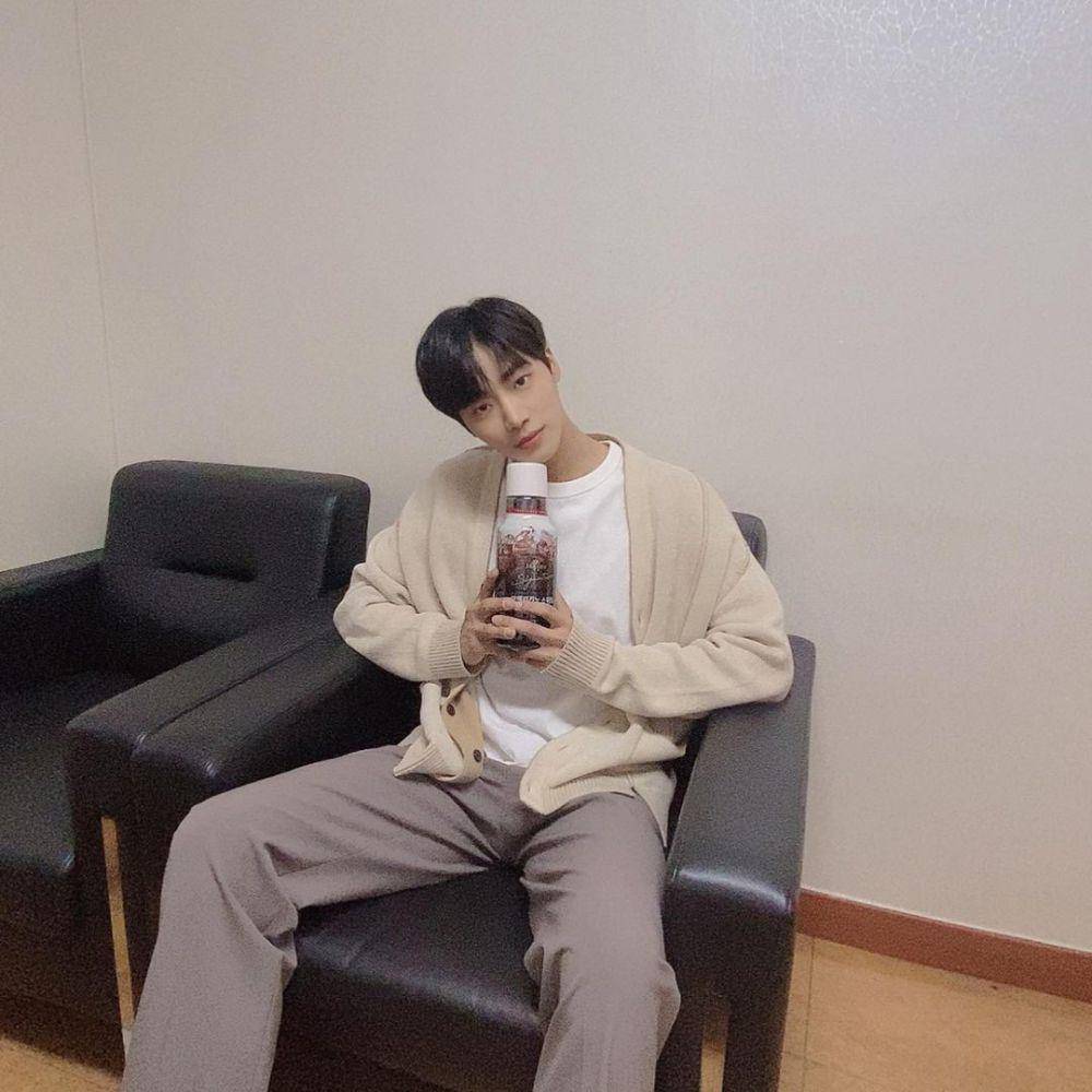 outfit earth tone ala Choo Young Woo (instagram.com/cu.young)