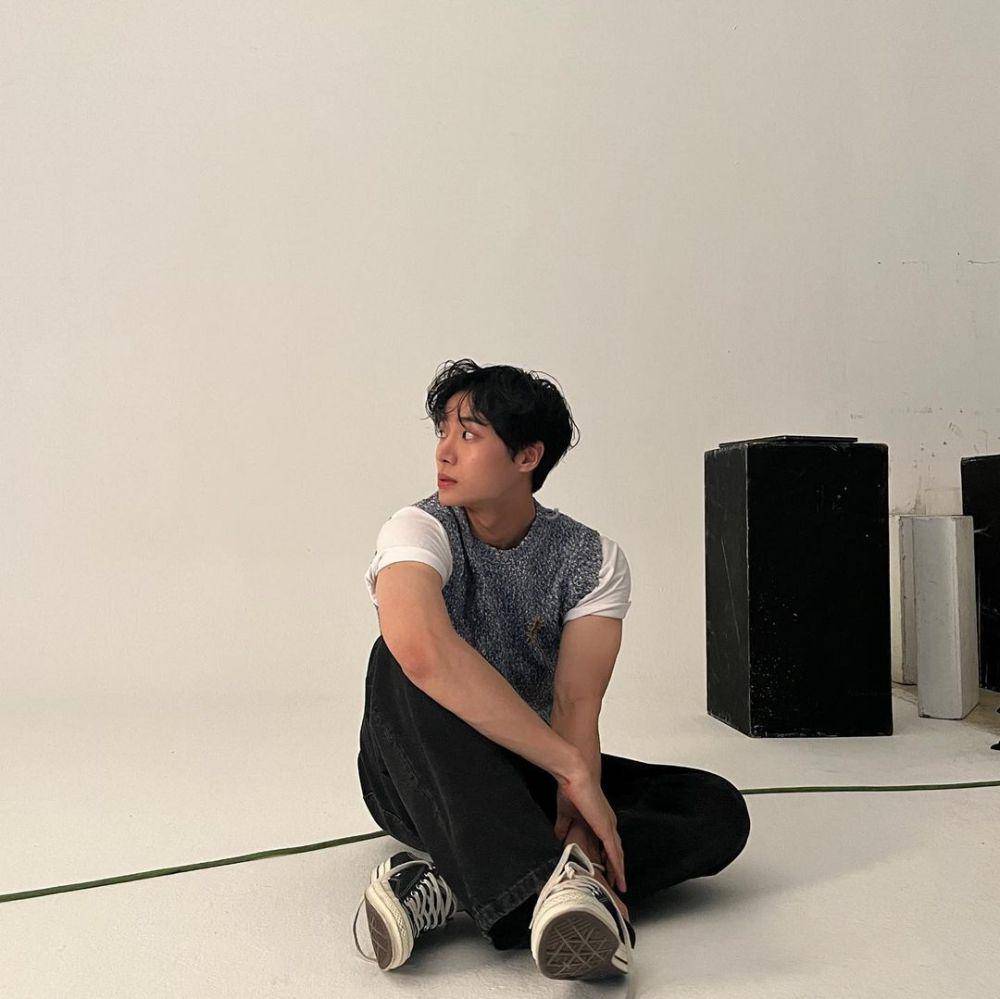 outfit earth tone ala Choo Young Woo (instagram.com/cu.young)