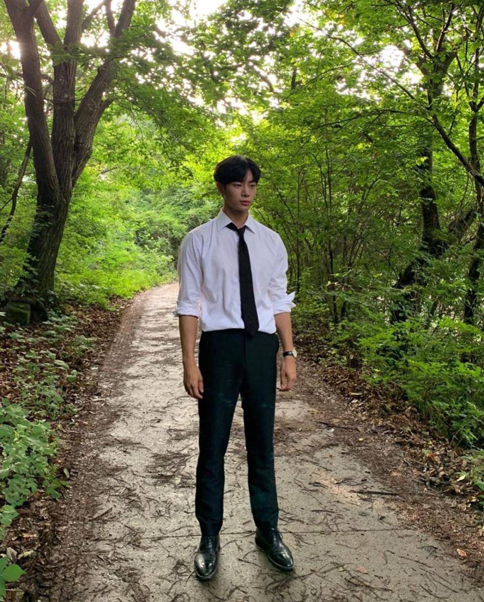 outfit earth tone ala Choo Young Woo (instagram.com/cu.young)