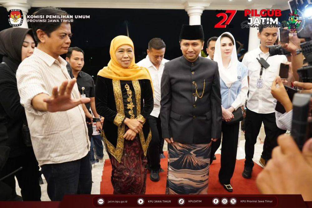 Pasangan Khofifah-Emil saat tiba di Graha Unesa untuk mengikuti debat perdana Pilgub Jatim 2024. Instagram/kpu_jatim