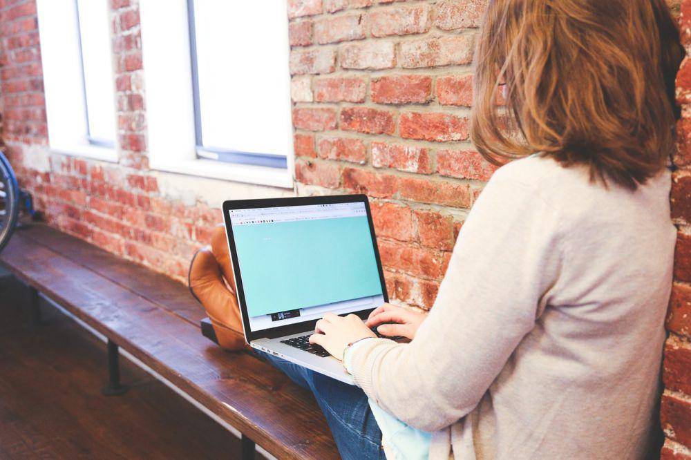 ilustrasi mengerjakan TOEFL (pixabay.com/StartupStockPhotos)