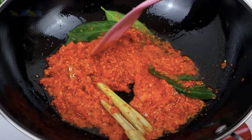 ilustrasi menumis bumbu sambal goreng krecek (YouTube.com/Uli's Kitchen)