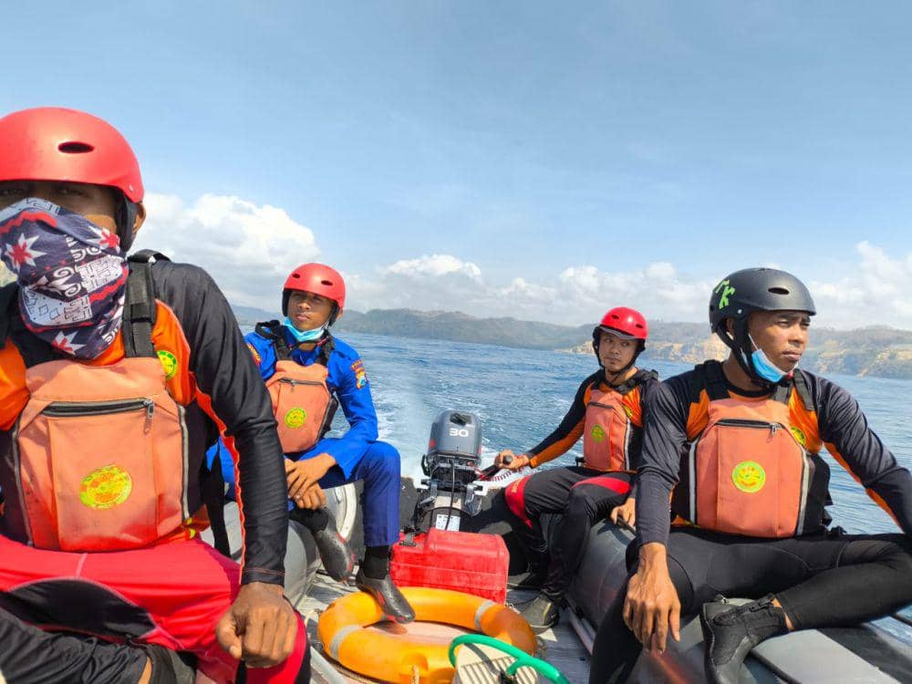 Petugas mengevakuasi korban yang hilang terseret ombak. IDN Times/ istimewa