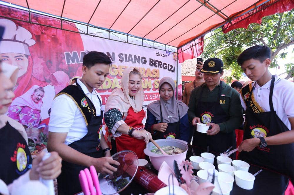 Acara masak makan siang di sekolah agar para siswa bisa belajar menyiapkan makanan bergizi. (dok. Pemkot Semarang)