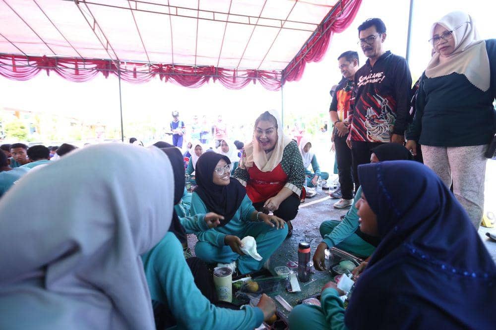 Acara masak makan siang di sekolah agar para siswa bisa belajar menyiapkan makanan bergizi. (dok. Pemkot Semarang)