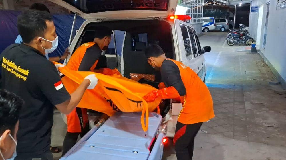 Petugas mengevakuasi korban yang hilang terseret ombak. IDN Times/ istimewa