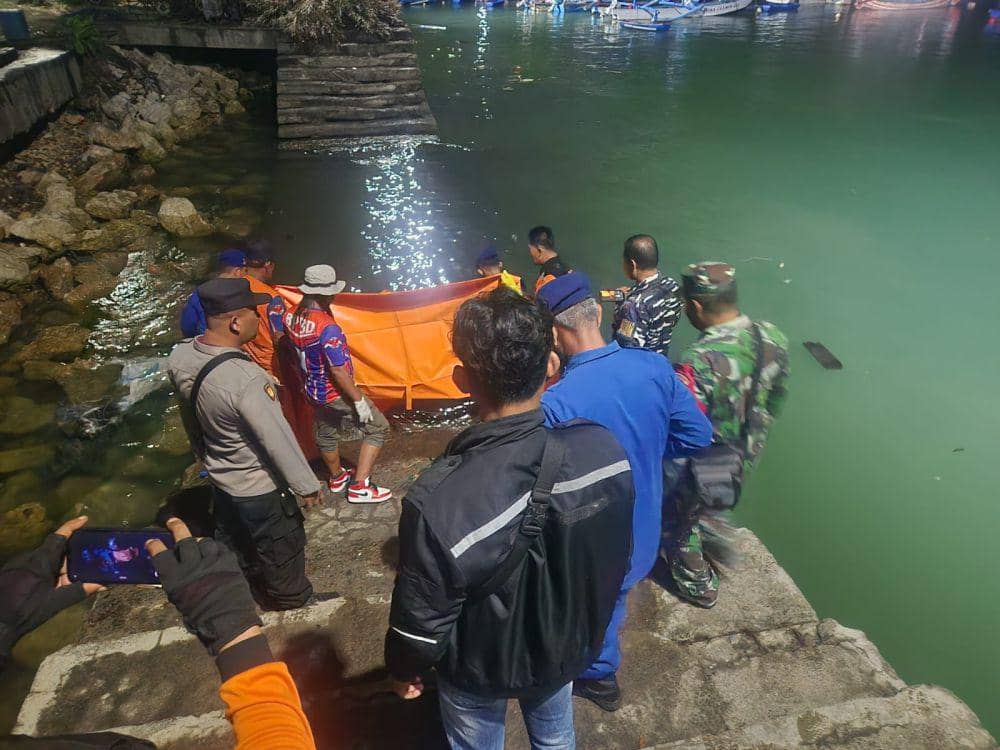 Petugas mengevakuasi korban yang hilang terseret ombak. IDN Times/ istimewa