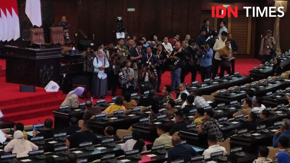 Jelang Pelantikan, Gibran Sambangi Ruang Sidang Paripurna MPR