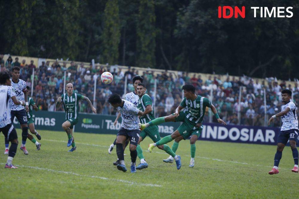 PSMS saat berduel dengan PSPS di Stadion Baharoeddin Siregar Lubukpakam (IDN Times/Doni Hermawan)