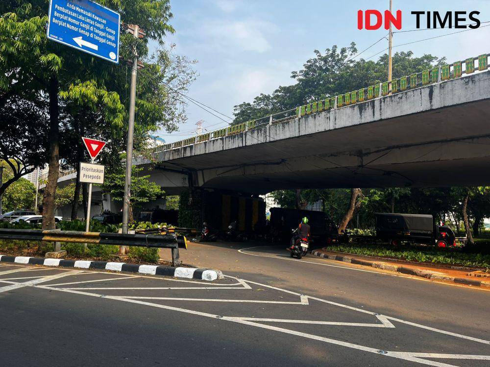 Polisi mengamankan jalan untuk pelantikan presiden di semanggi (IDN times/Fredlina Nayla Sahla)