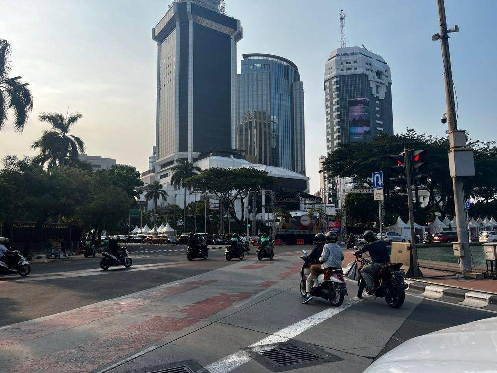 Persiapan panggung rakyat untuk acara pelantikan Presiden 2024 (IDN Times/Fredlina Nayla Sahla)