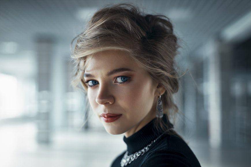 ilustrasi perempuan menarik