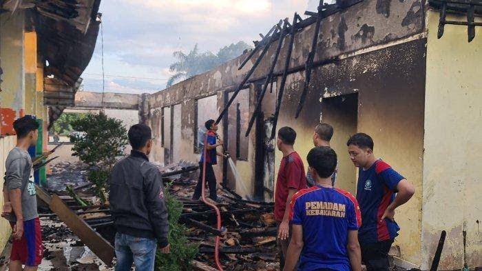 Kondisi kantor Camat BP Peliung OKU Timur terbakar. (IDN Times/istimewa)