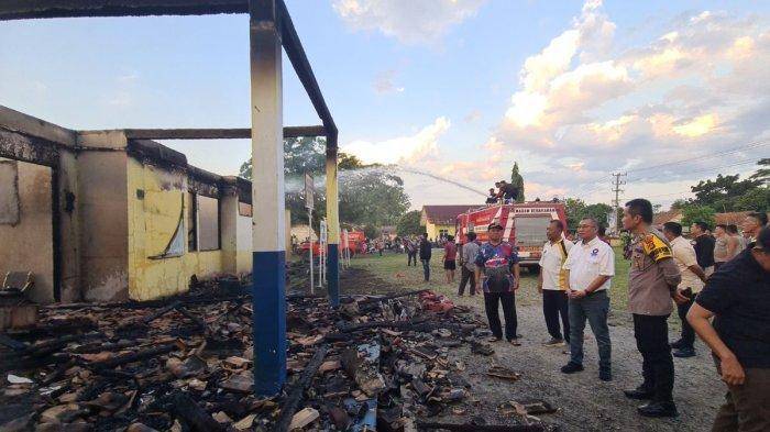 Kondisi kantor Camat BP Peliung OKU Timur terbakar. (IDN Times/istimewa)