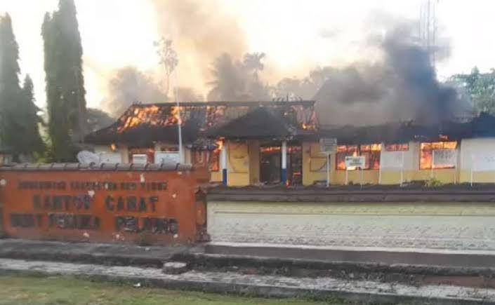 Kondisi kantor Camat BP Peliung OKU Timur terbakar. (IDN Times/istimewa)