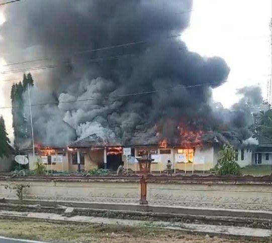 Kondisi kantor Camat BP Peliung OKU Timur terbakar. (IDN Times/istimewa)