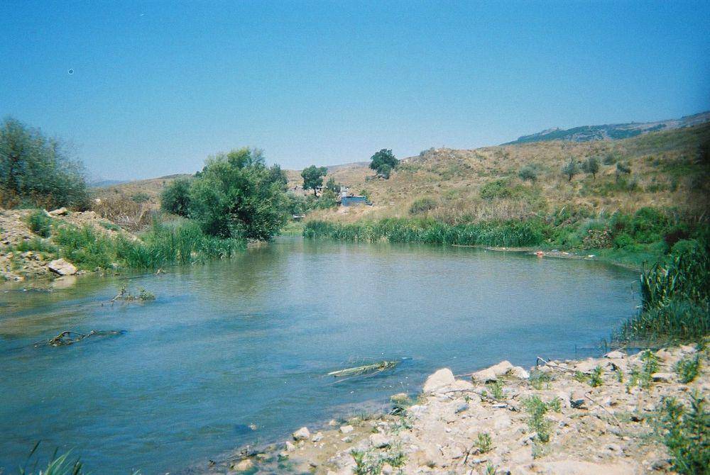 Sungai Litani yang merupakan sungai terpanjang di Lebanon merupakan sumber pengairan utama Lembah Bekaa (commons.wikimedia.org/Eternalsleeper)