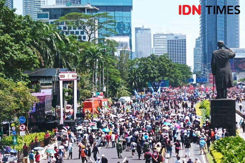 Ribuan Masyarakat Nobar  Pelantikan Presiden Prabowo-Gibran di Jalan Sudirman Sampai Bundaran HI. (IDN Times/Dini Suciatiningrum)