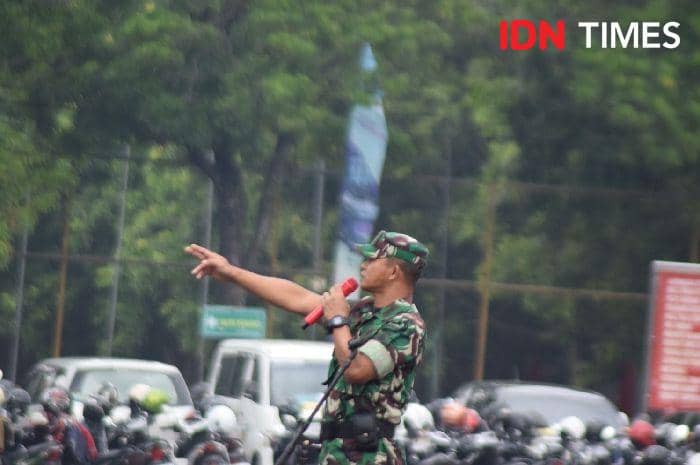 KasdimĀ Mayor Inf Ahmad Rofik Alfian mengingatkan untuk terus memupuk kebersamaan, nampak dalam foto menunjuk orang yang keluar dari kelompoknya, Minggu (20/10/2024).(IDN Times/Cokie Sutrisno)