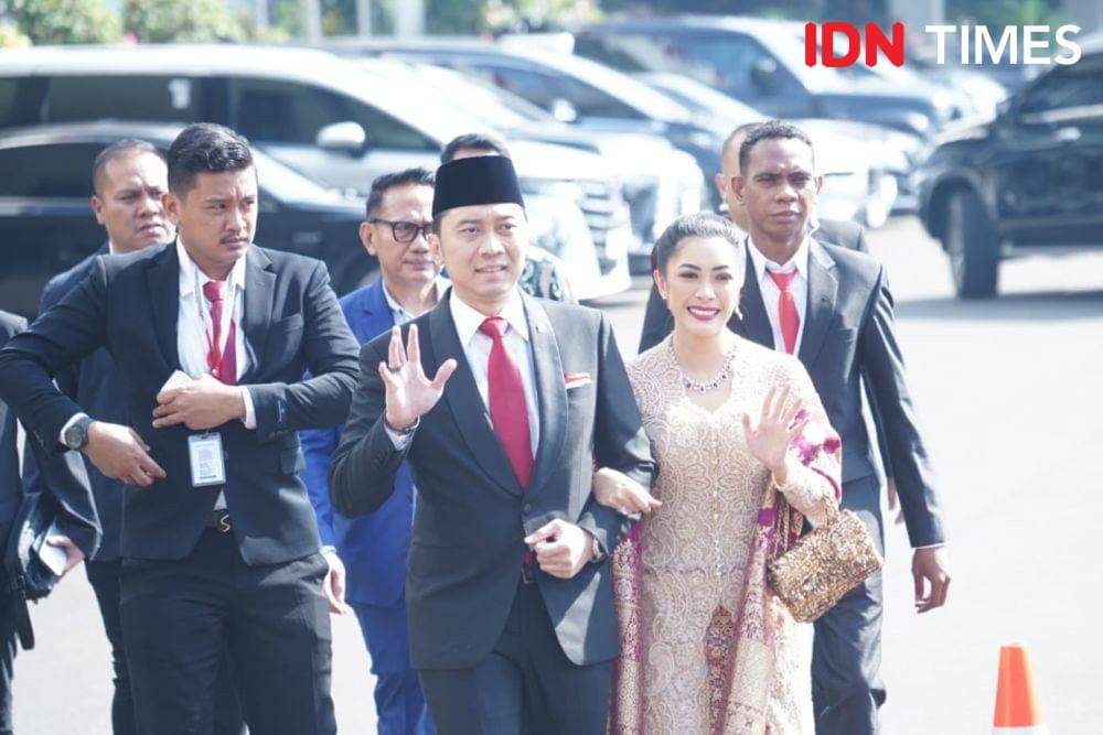 Edhie Baskoro Yudhoyono (Ibas) dan istri hadir di Gedung DPR/MPR jelang pelantikan presiden dan wapres terpilih, Prabowo dan Gibran, pada Minggu (20/10/2024). (IDN Times/Fauzan)
