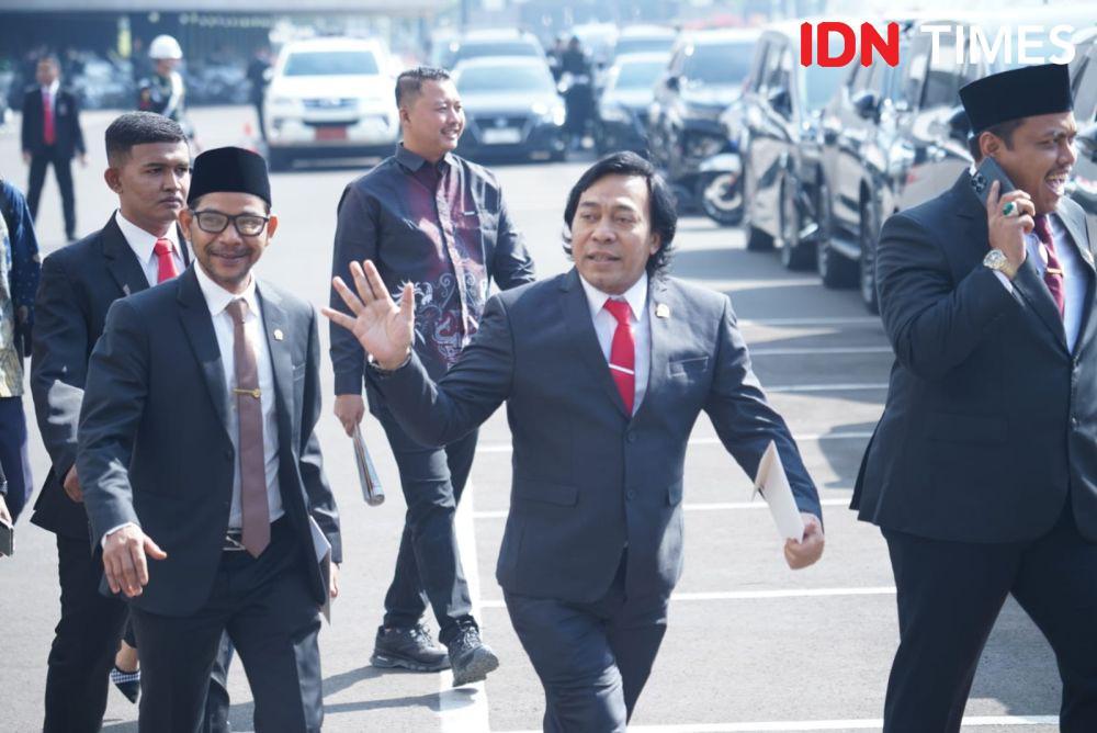 Teriakan Uhuy Sambut Kedatangan Komeng di Pelantikan Prabowo-Gibran