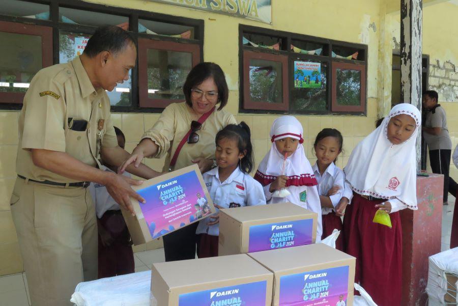 Lewat Program School of Happiness, DAIKIN Sumbang Perlengkapan Sekolah