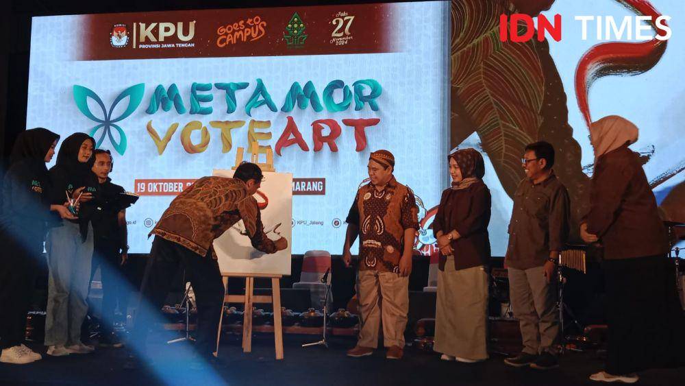 Sejumlah pihak menggoreskan kuas di atas kanvas untuk membuka acara Metamorvoteart. Puncak acara Metamorvoteart dimeriahkan dialog dari Habib Jafar yang diiringi musik gamelan dari Sujiwo Tejo. (IDN Times/Fariz Fardianto)
