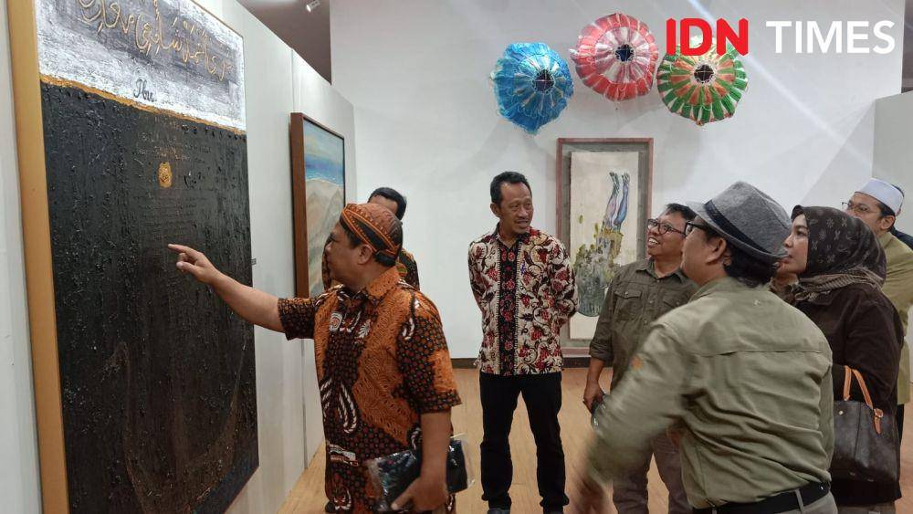 Wakil Rektor UIN Walisongo Semarang melihat lukisan nyentrik karya Sujiwo Tejo. (IDN Times/Fariz Fardianto)