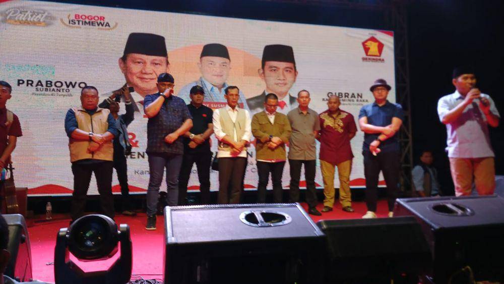 Suasana doa bersama Rudy-Jaro Ade di atas panggung bersama warga untuk presiden terpilih Prabowo Subianto. (Istimewa).
