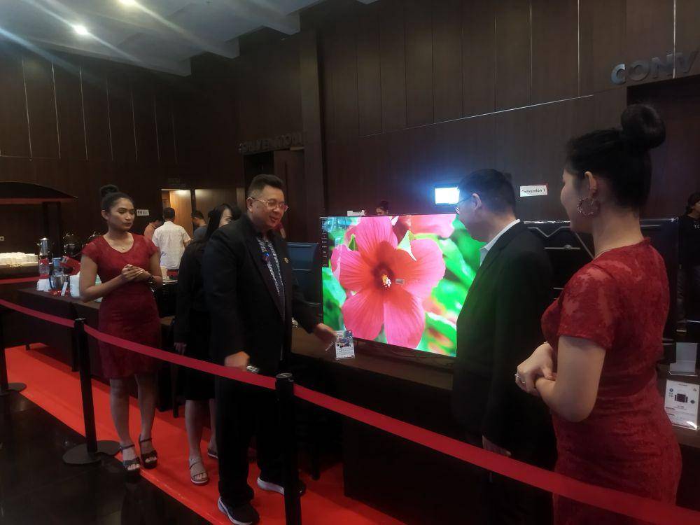 Smart TV Android Terbaru 55 Inchi Advance Dipamerkan di Medan