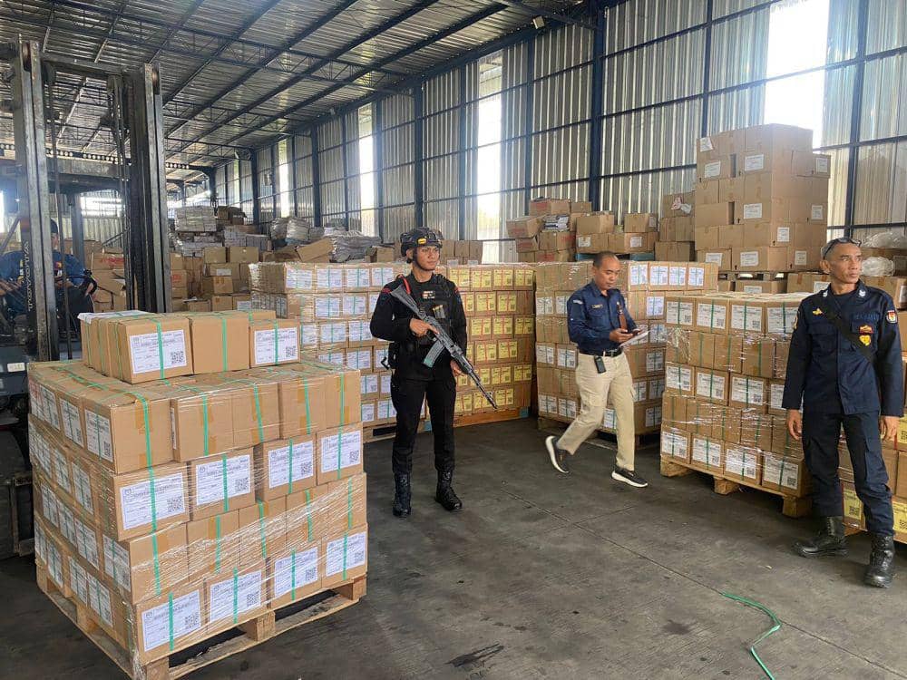 Tumpukan kardus berisi surat suara Pilkada Kaltim yang dicetak di pabrik Bawen Grafika Semarang. (IDN Times/Dok Humas Polda Jateng)