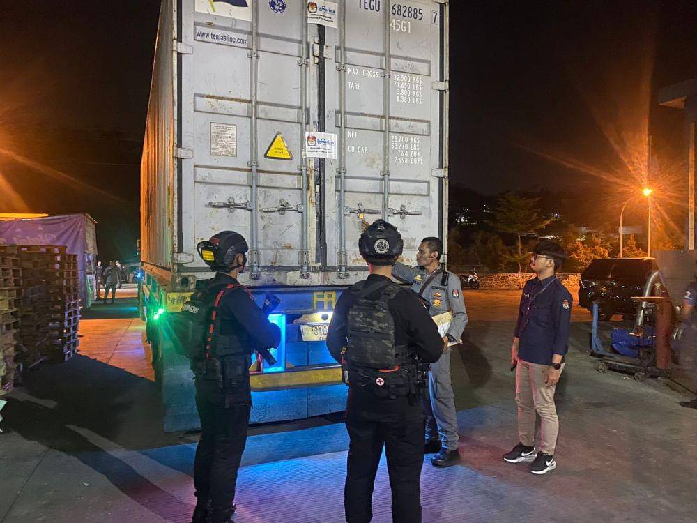 Dua Brimob mengecek pintu kontainer yang berisi jutaan surat suara Pilkada Kaltim yang dicetak di Semarang. (IDN Times/Dok Humas Polda Jateng)