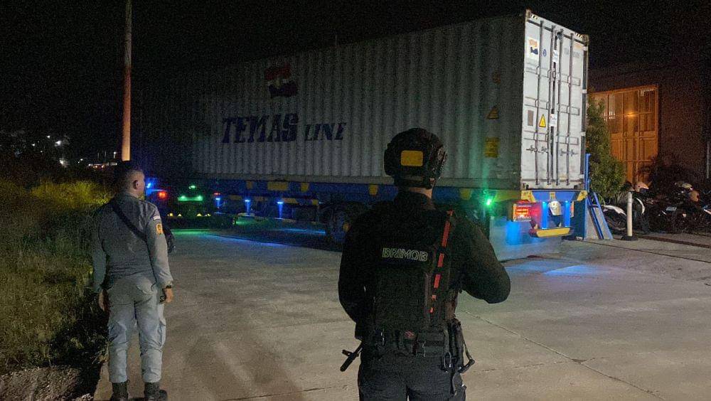 Seorang brimob Polda Kaltim memantau pengiriman surat suara. (IDN Times/Dok Humas Polda Jateng)