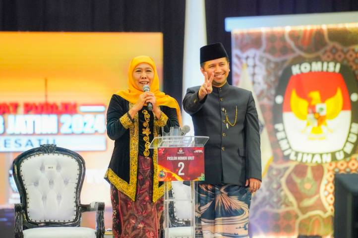 Pasangan Calon Gubernur dan Wakil Gubernur Jawa Timur Nomor Urut 2 Khofifah Indar Parawansa dan Emil Elestianto Dardak tampil unggul dalam debat perdana Pilgub Jatim, yang digelar di Graha Unesa, Jumat (18/10/2024) (dok. Cagub Jawa Timur 02)
